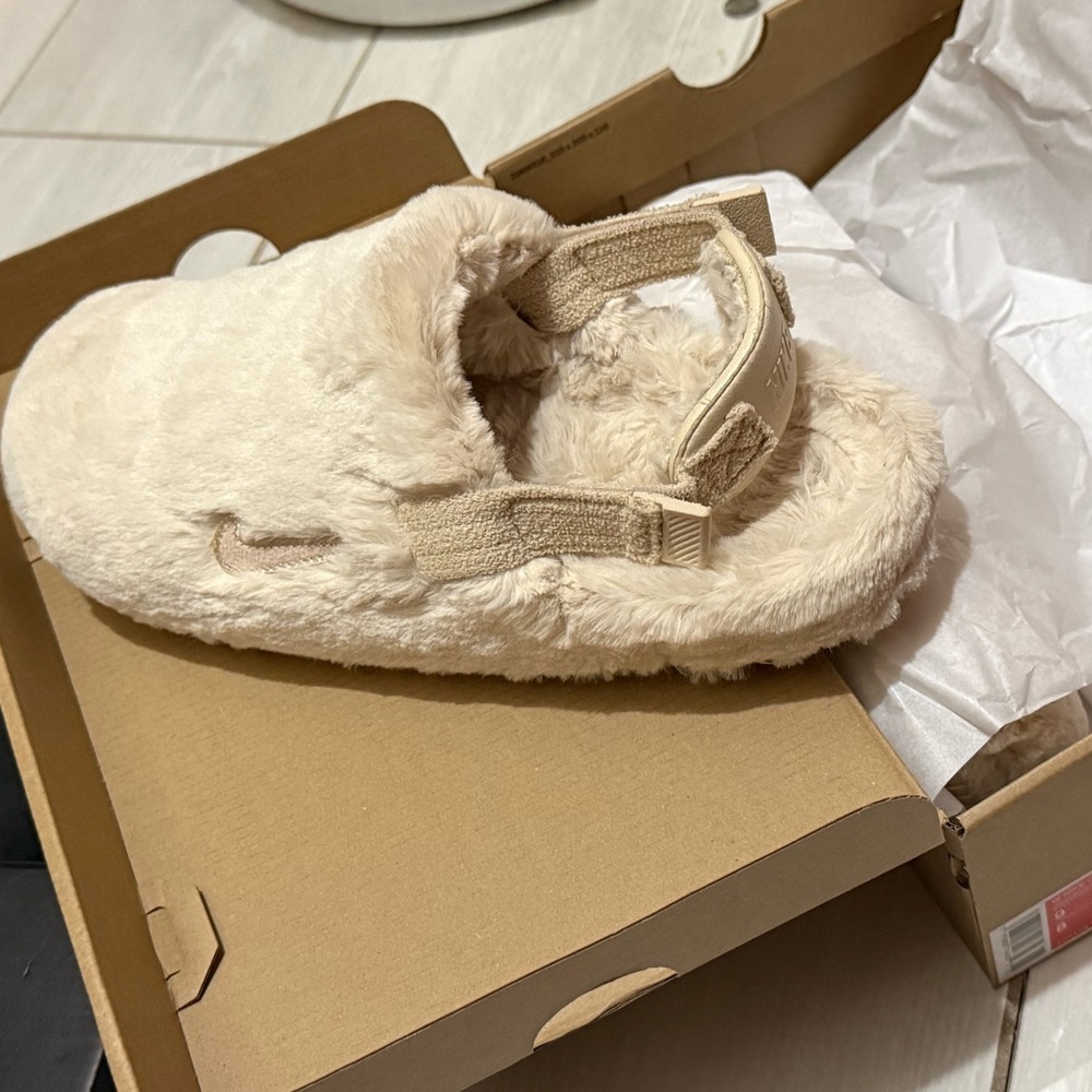 BRAND NEW women’s Nike calm mule
Color sanddrift size 9